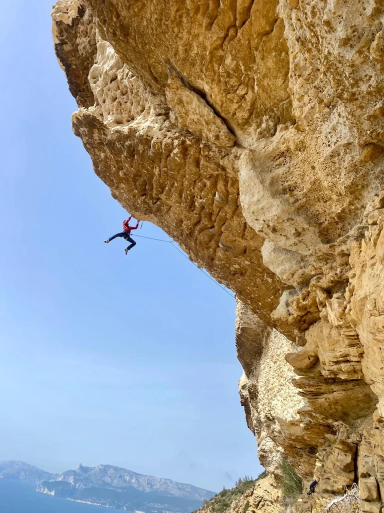 Momo dans le pas de bloc de "Sun Ami " 7c+